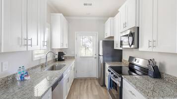 Réfrigérateur, tables à manger