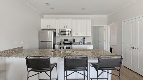 Réfrigérateur, tables à manger