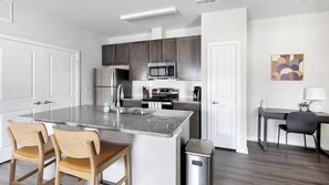 ثلاجة، مائدة طعام