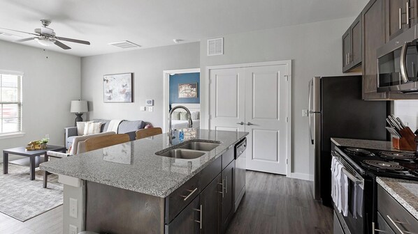 Réfrigérateur, tables à manger