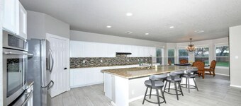 Amazing 6-bedroom house with AC in San Antonio