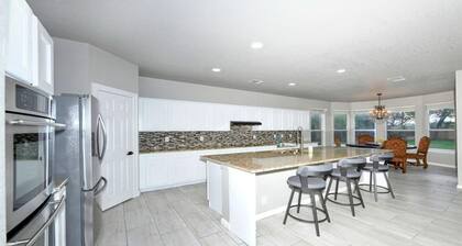 Amazing 6-bedroom house with AC in San Antonio