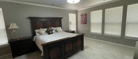 6 bedrooms, iron/ironing board, WiFi, bed sheets