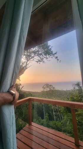 Tranquility 2-bedroom condo with AC in Crawfish Rock, Breathtaking Ocean Views.