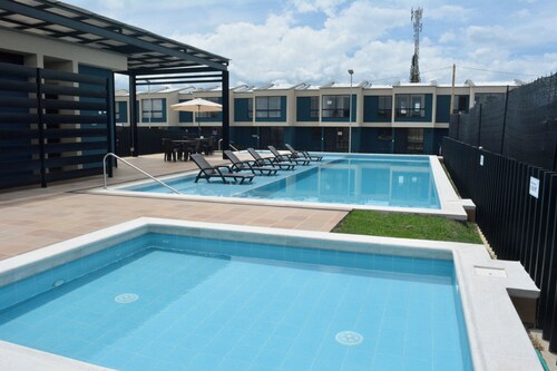 Casa de descanso, piscina en el conjunto – ¡Tu refugio en el Quindío!