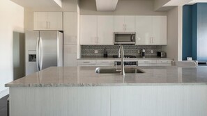 Køleskab, spisebord