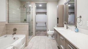 Bathroom - Landing | Stylish 2BD, Tennis Court, Gym (Houston)