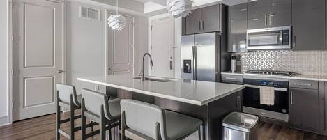 Réfrigérateur, table de salle à manger