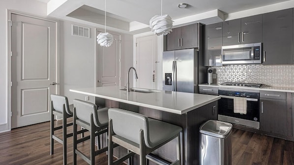 Refrigerador y comedor 