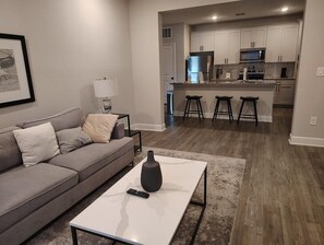 Smart TV - Landing | Amazing 2BD, Pool, Gym (Newberry)