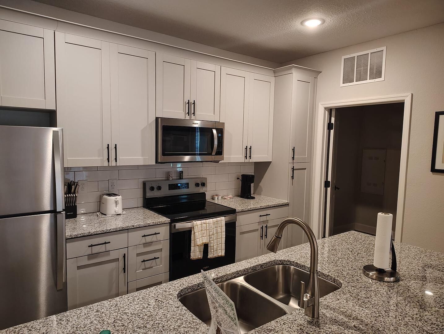 Kjøleskap og spisebord