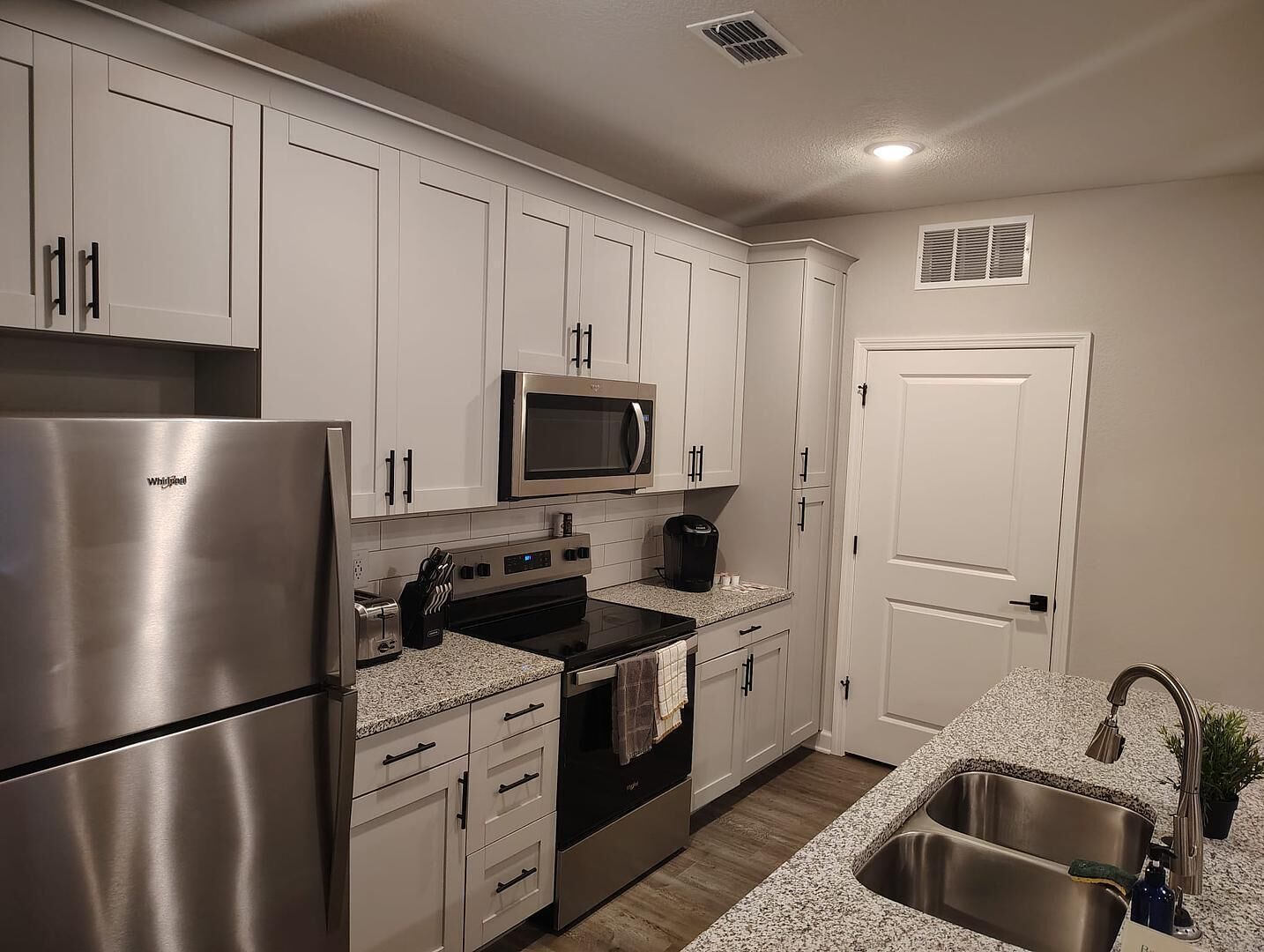 Kjøleskap og spisebord