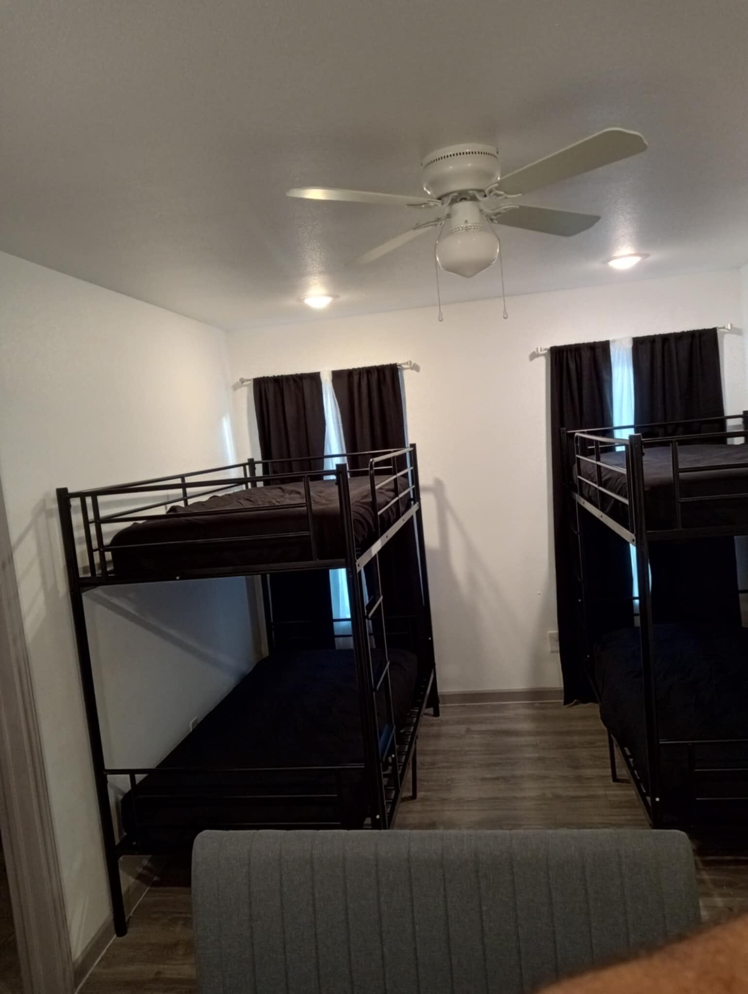 2 habitaciones, tabla de planchar con plancha y wifi gratis 