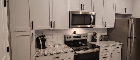 Réfrigérateur, tables à manger