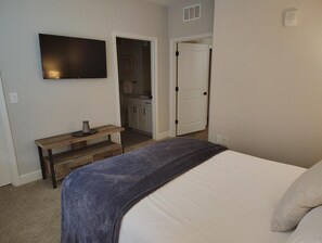 2 bedrooms, desk, iron/ironing board, WiFi