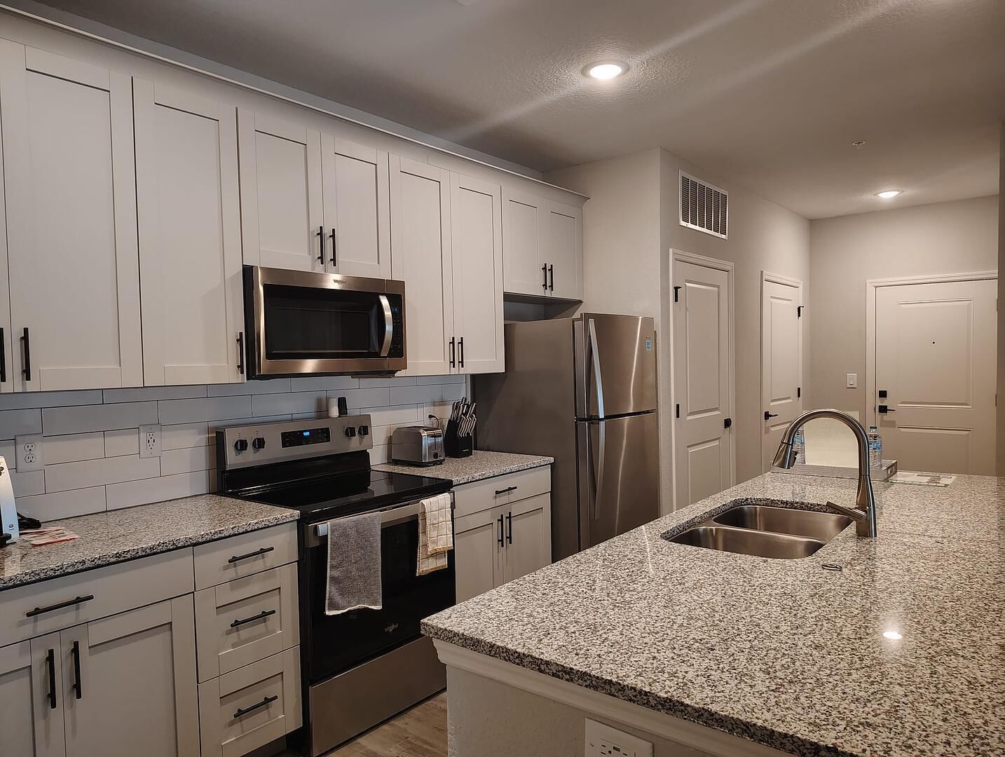 Kjøleskap og spisebord