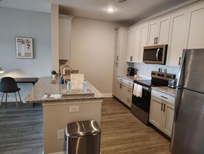 Kylskåp och matbord