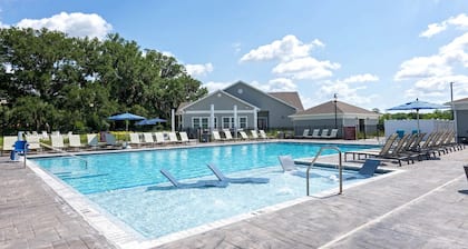 Landing | Spectacular 2BD, Gym, Pool