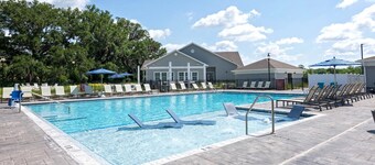 Landing | Chic 2BD, Gym, Pool