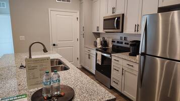 KylskÄp och matbord