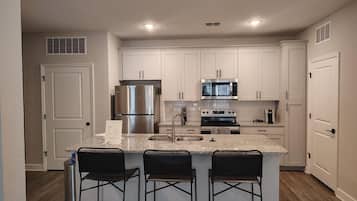 Réfrigérateur, tables à manger