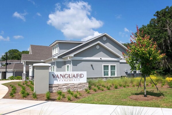 Un edificio residencial con un letrero que dice "Vanguard Apartments".