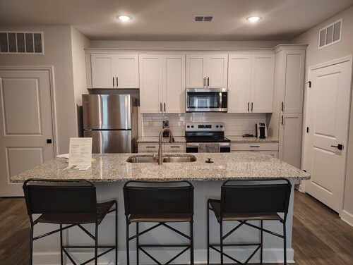 Landing | Chic 2BD, Pool, Gym