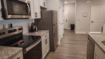 KylskÄp och matbord