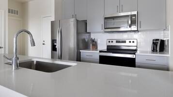 Geladeira, mesas de jantar