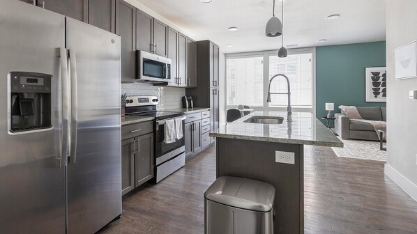 Kühlschrank, Esstisch