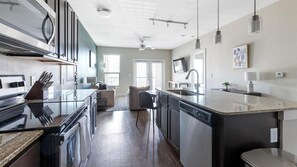 Réfrigérateur, tables à manger