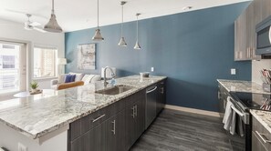 Réfrigérateur, tables à manger