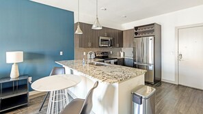 冷蔵庫、ダイニングテーブル