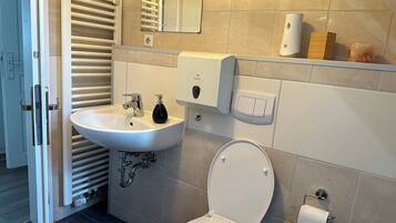 Familien-Vierbettzimmer | Badezimmer | Haartrockner, Handtücher, Seife, Shampoo