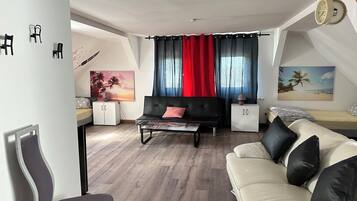 Familien-Vierbettzimmer | Wohnbereich