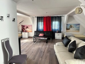 Family Quadruple Room | Living area