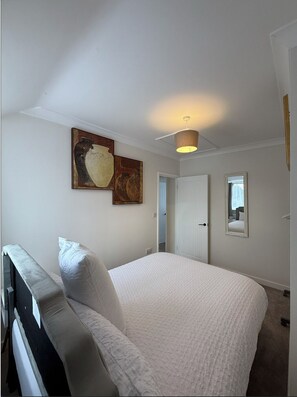 2 slaapkamers, een bureau, een strijkplank/strijkijzer, gratis wifi