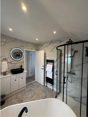 Een haardroger, handdoeken, zeep, toiletpapier