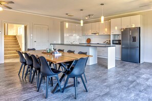 Microwave, oven, dishwasher, coffee/tea maker