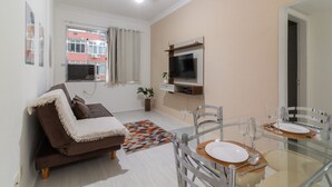 A modern living room with a sofa, dining table, chairs, and a ceiling fan. - Comfort 6 Minutes From Copacabana Beach Br801 (Rio de Janeiro)