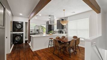 Microondas, horno, parrilla de estufa y lavavajillas