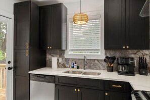 Micro-ondes, four, plaque de cuisson, lave-vaisselle