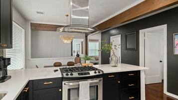 Microondas, horno, parrilla de estufa y lavavajillas