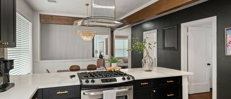 Microondas, horno, placa de cocina, lavavajillas