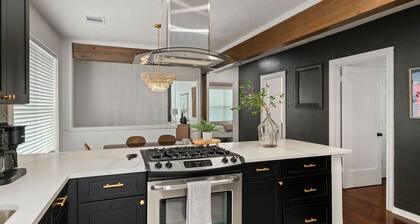 Gothic Girl Stylish Upstairs Nook Near Shops & A&M