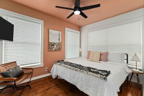 2 bedrooms, Internet, bed sheets - Gothic Girl Stylish Upstairs Nook Near Shops & A&M (Bryan)