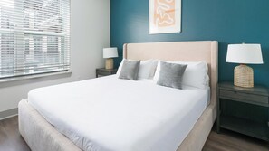 1 dormitorio, escritorio, tabla de planchar con plancha y wifi