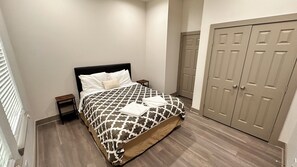 3 chambres, bureau, fer et planche à repasser, lit parapluie