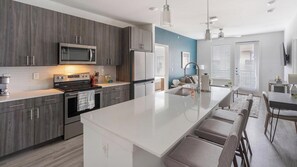 Refrigerador, mesa de comedor