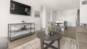 Living area - Landing | Chic 1BD, Clubhouse, Gym (San Antonio)